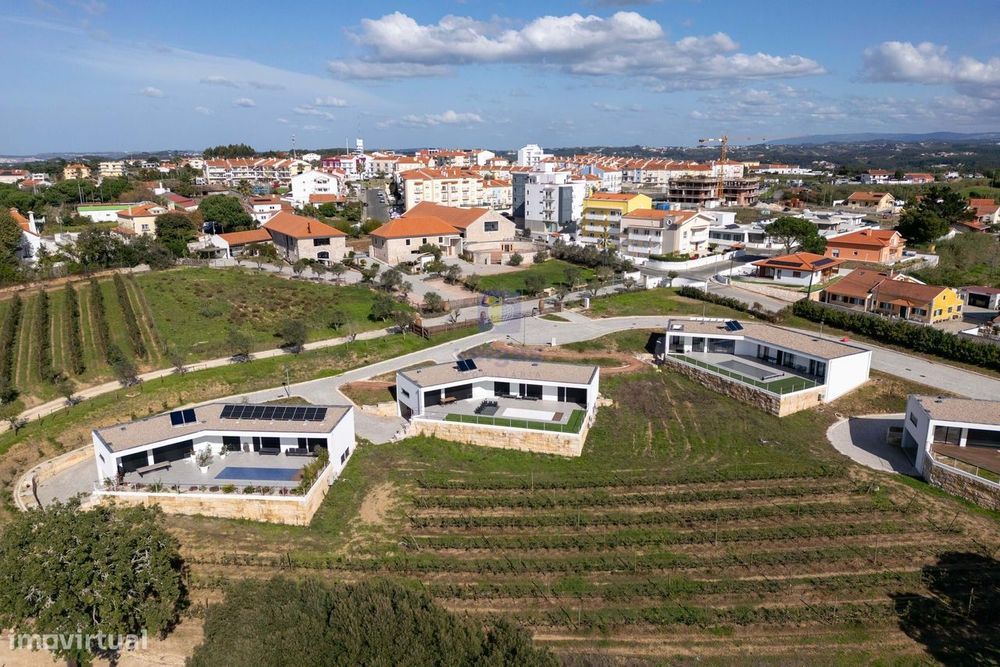 Moradia T2 Nova em fase de término da obra, com piscina e ainda com a