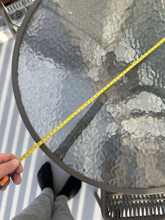 Sprzedam stół z krzesłami.