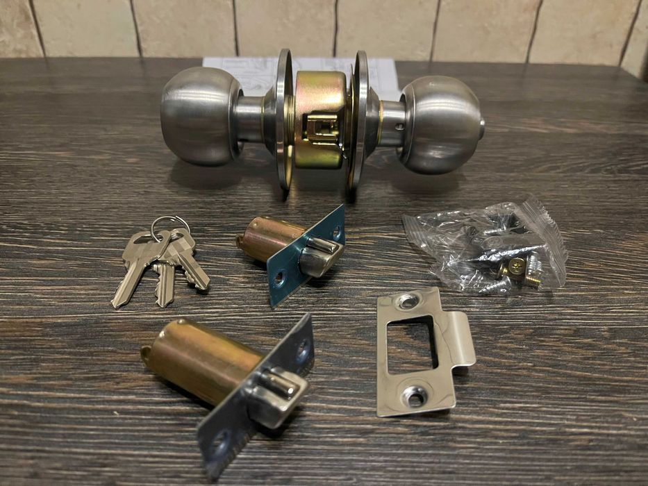 Klamka do drzwi z mechanizmem zamka w gałce