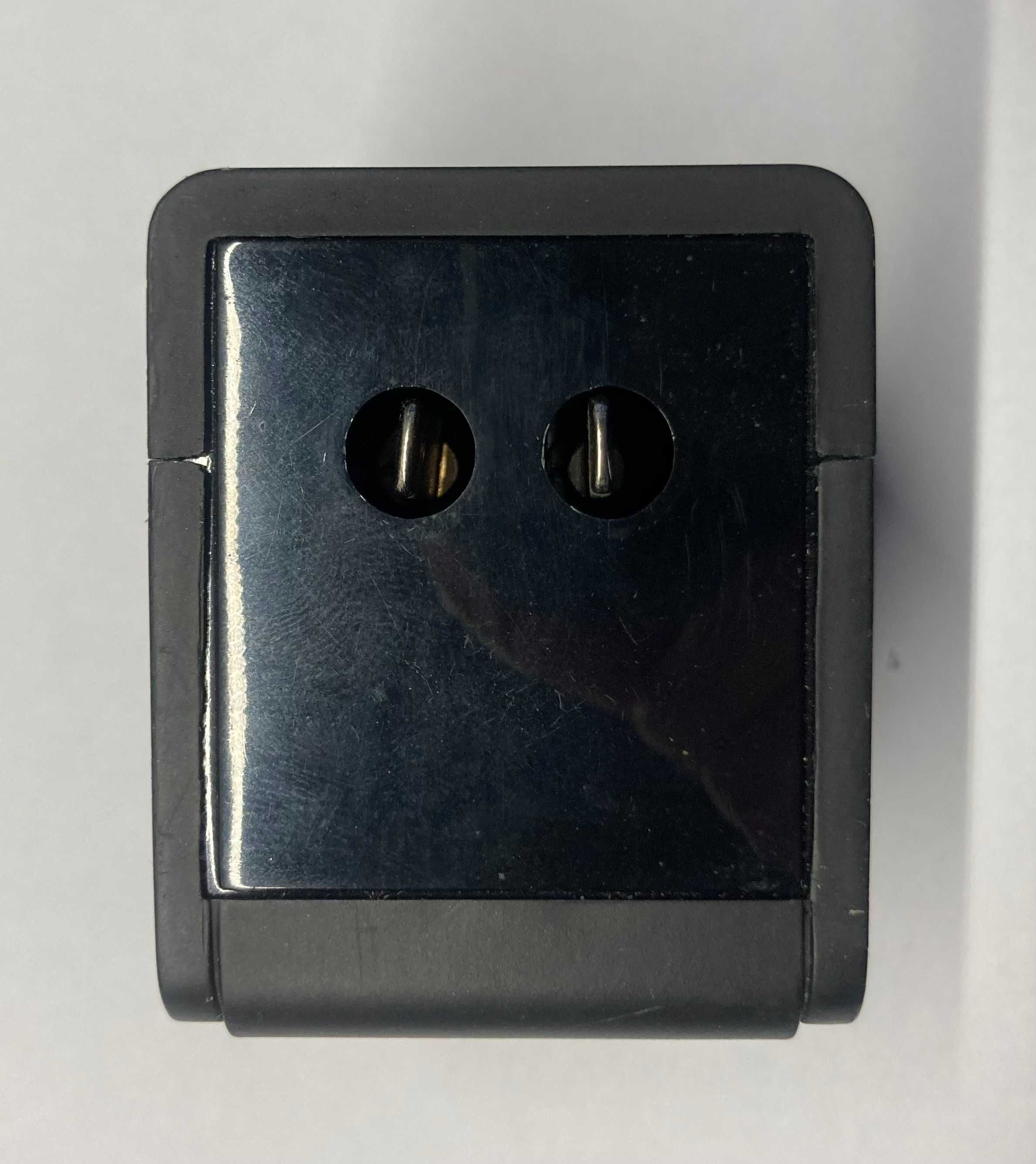 Універсальний дорожній мережевий перехідник PowerPlant з USB-виходом