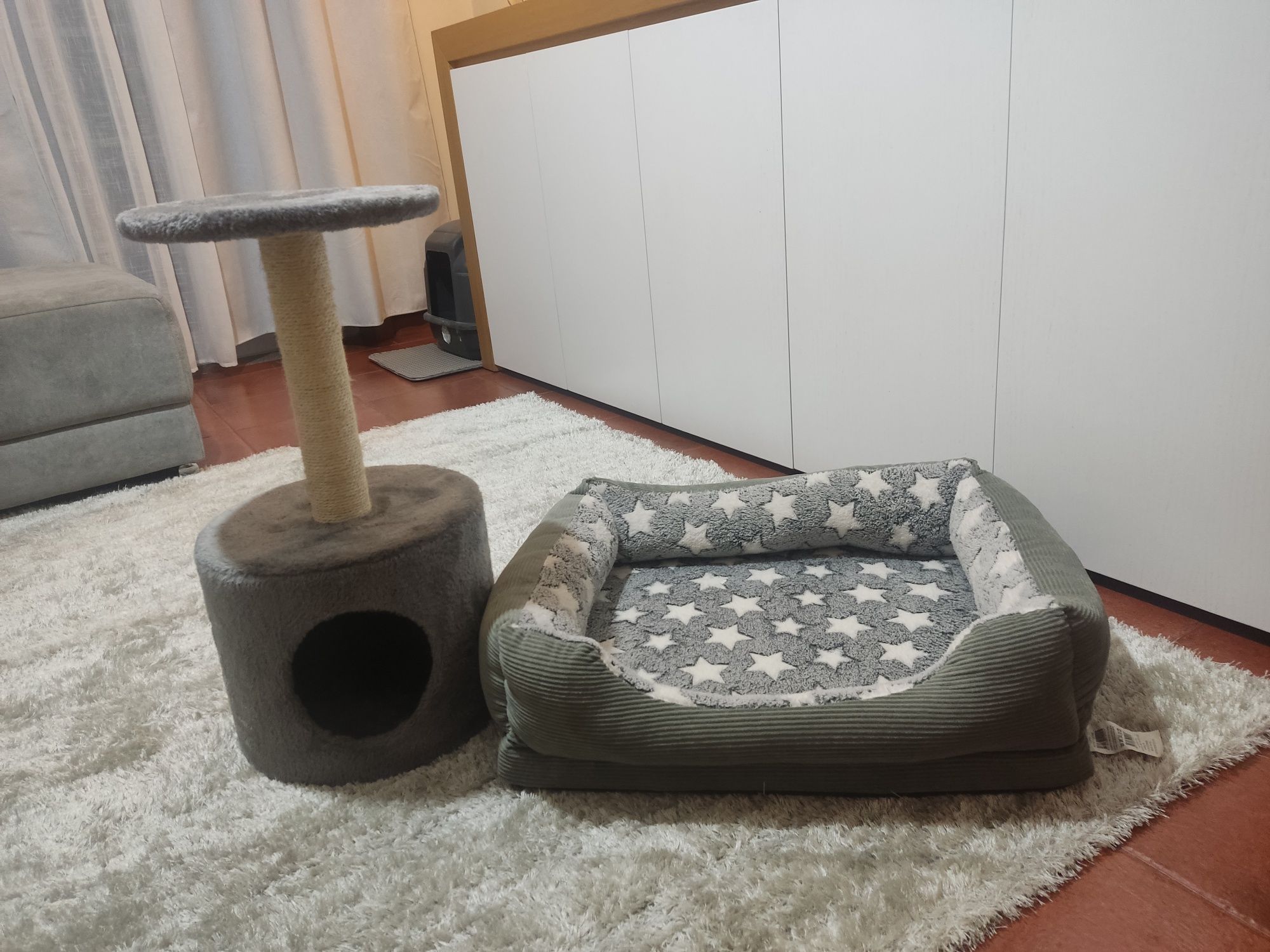 Arranhador e cama para gatos