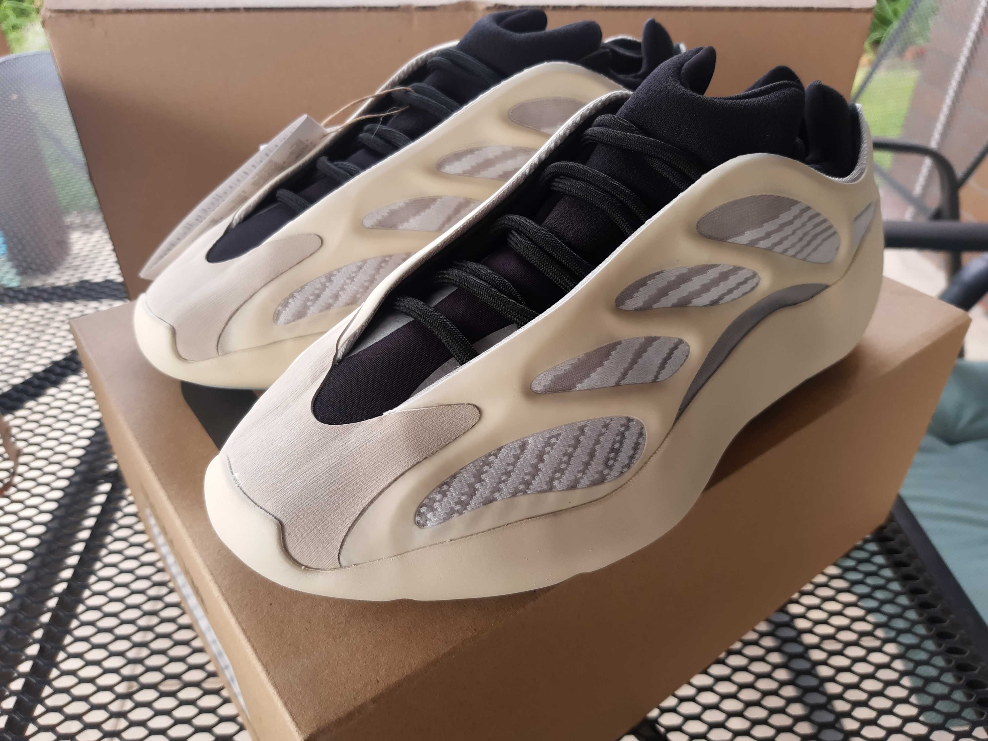 Adidas YEEZY 700 V3 Azael 44