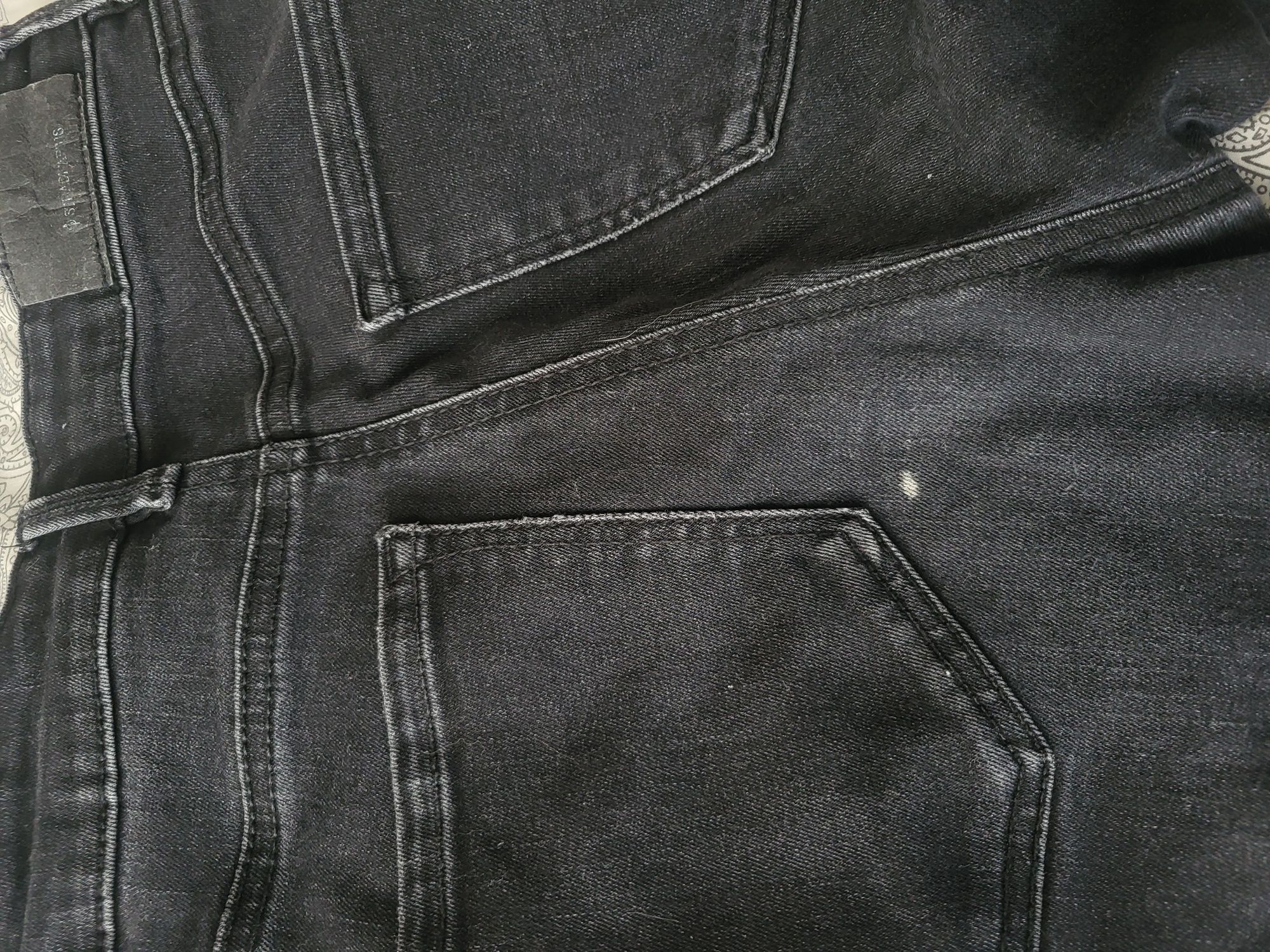 Jeansy Stradivarius przedarcie na kolanie  Skinny Regular Waist