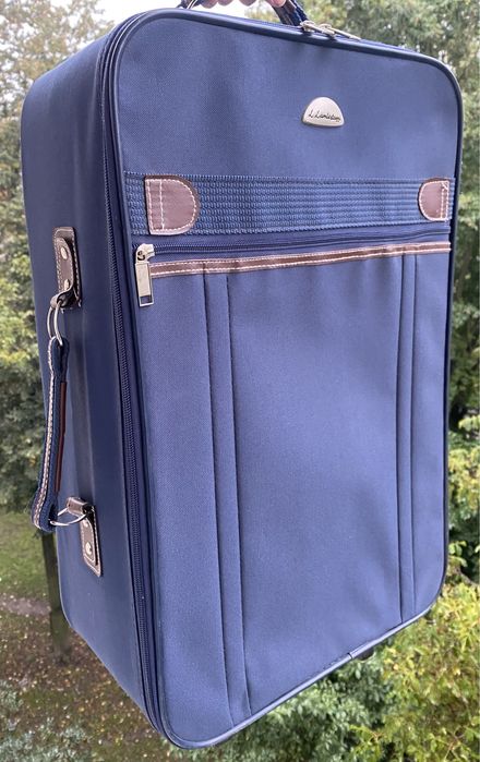 Чемодан на колесиках синий классика