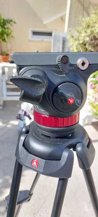 Tripé profissional Manfrotto 546B com cabeça fluída MVH502A