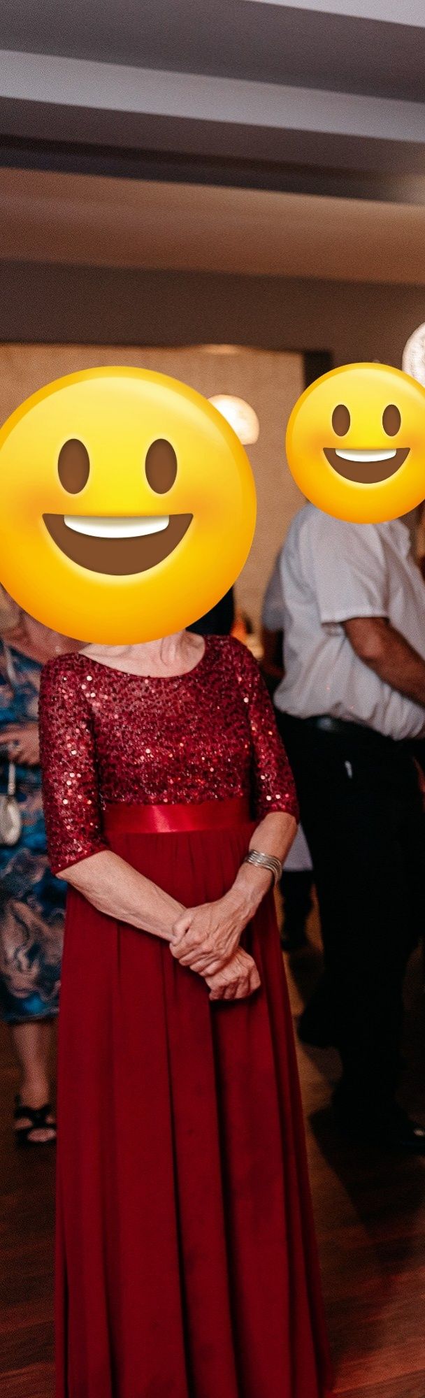 Długa bordowa sukienka z dłuższym rękawem i cekinami