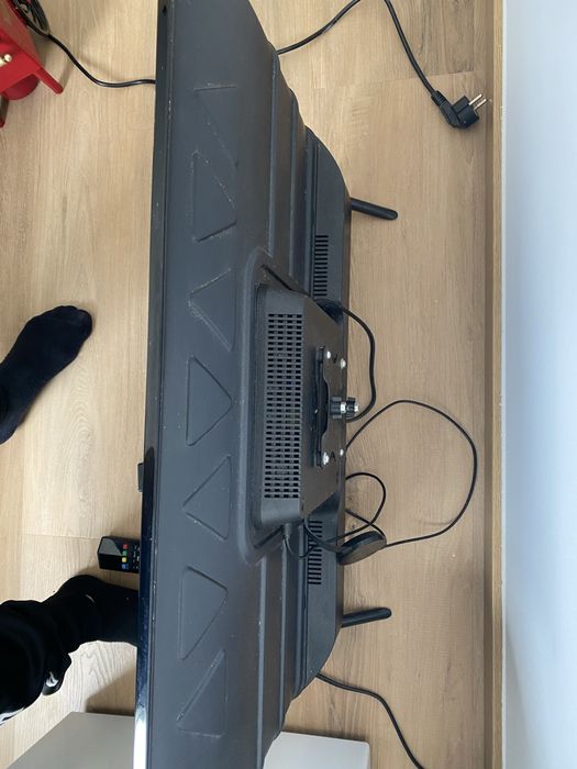TV tcl 32 polegadas com suporte para parede como nova.
