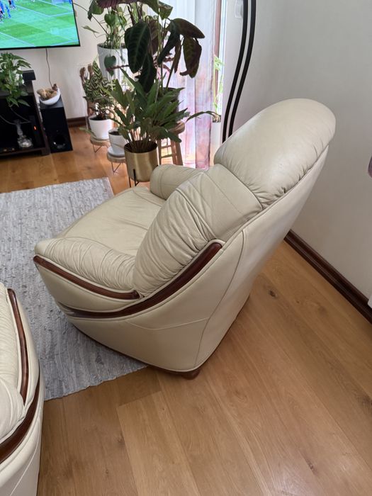 Skorzane meble wypoczynkowe z drewnianym obiciem