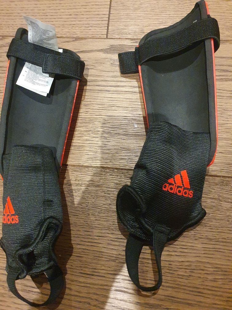 Ochraniacze na golenie piszczele Adidas