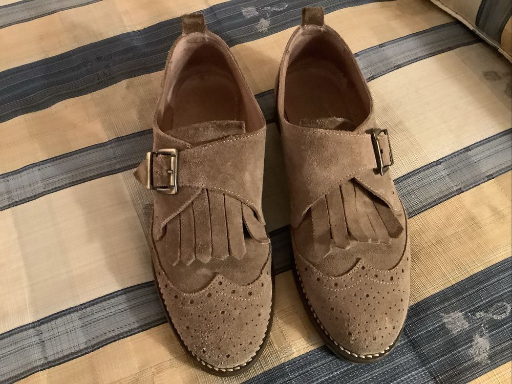 Sapatos em camurça bege a apertar com fivela