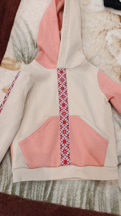 Тепла кофта з вишивкою