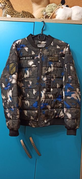 Продам  зимові та демісезонні курточки.