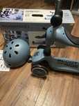 Scoot and Ride z kaskiem
