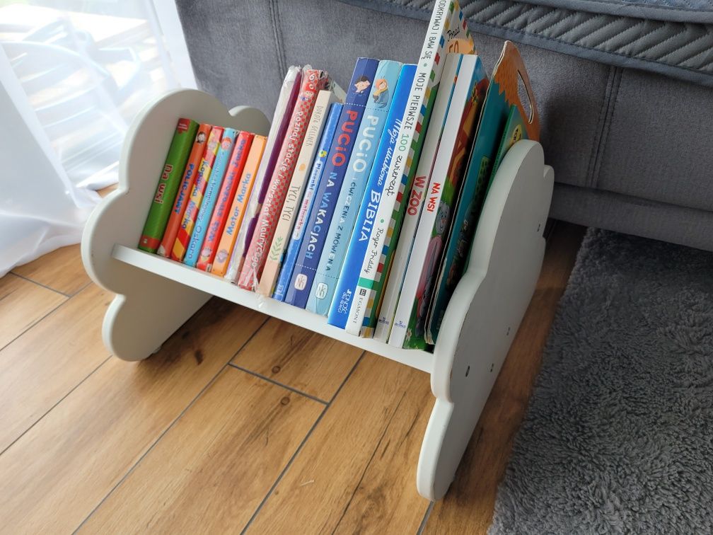 Stolik z krzesełkiem, skrzynia i biblioteczka