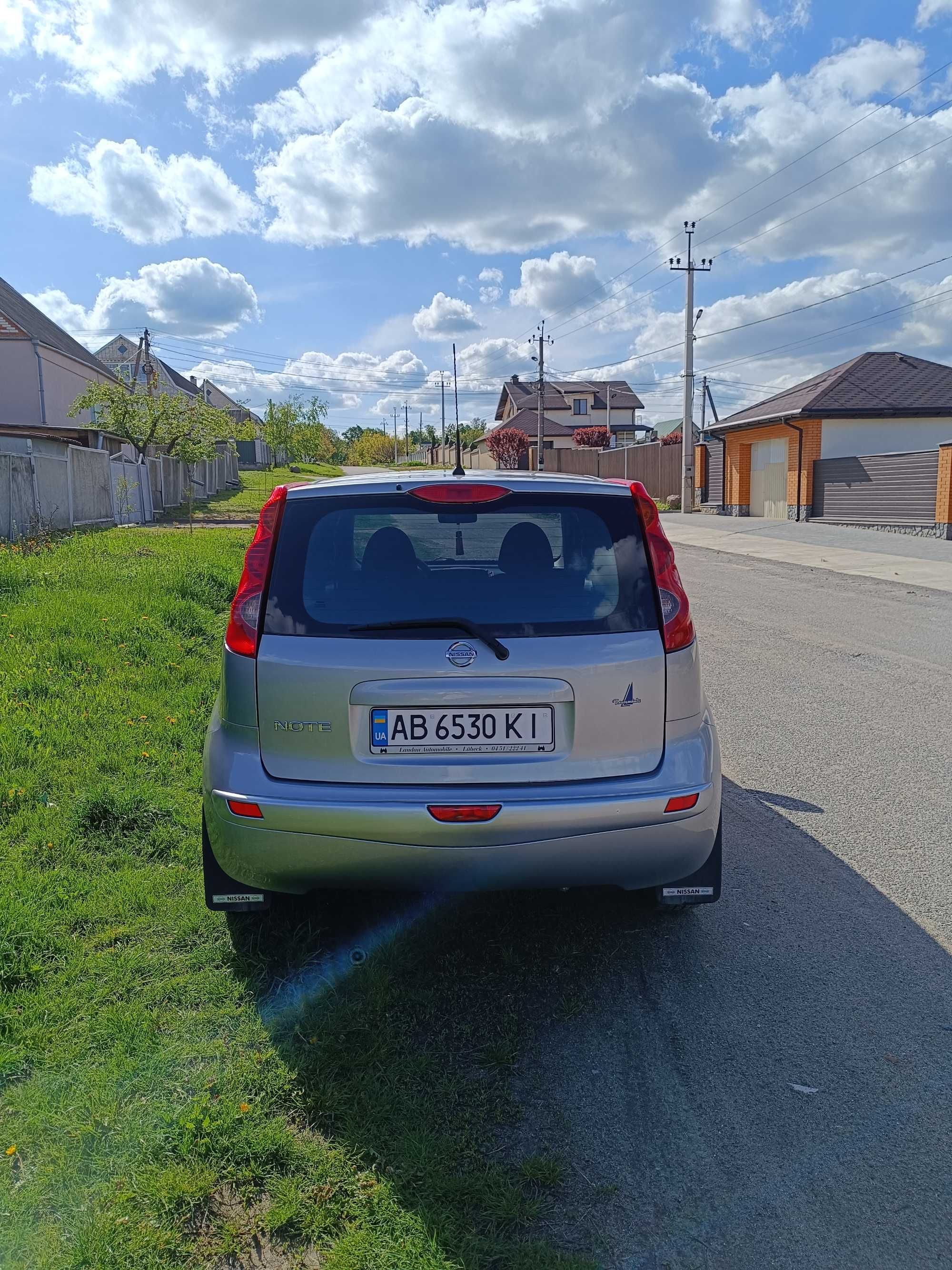 Продам автомобіль Nissan Note.