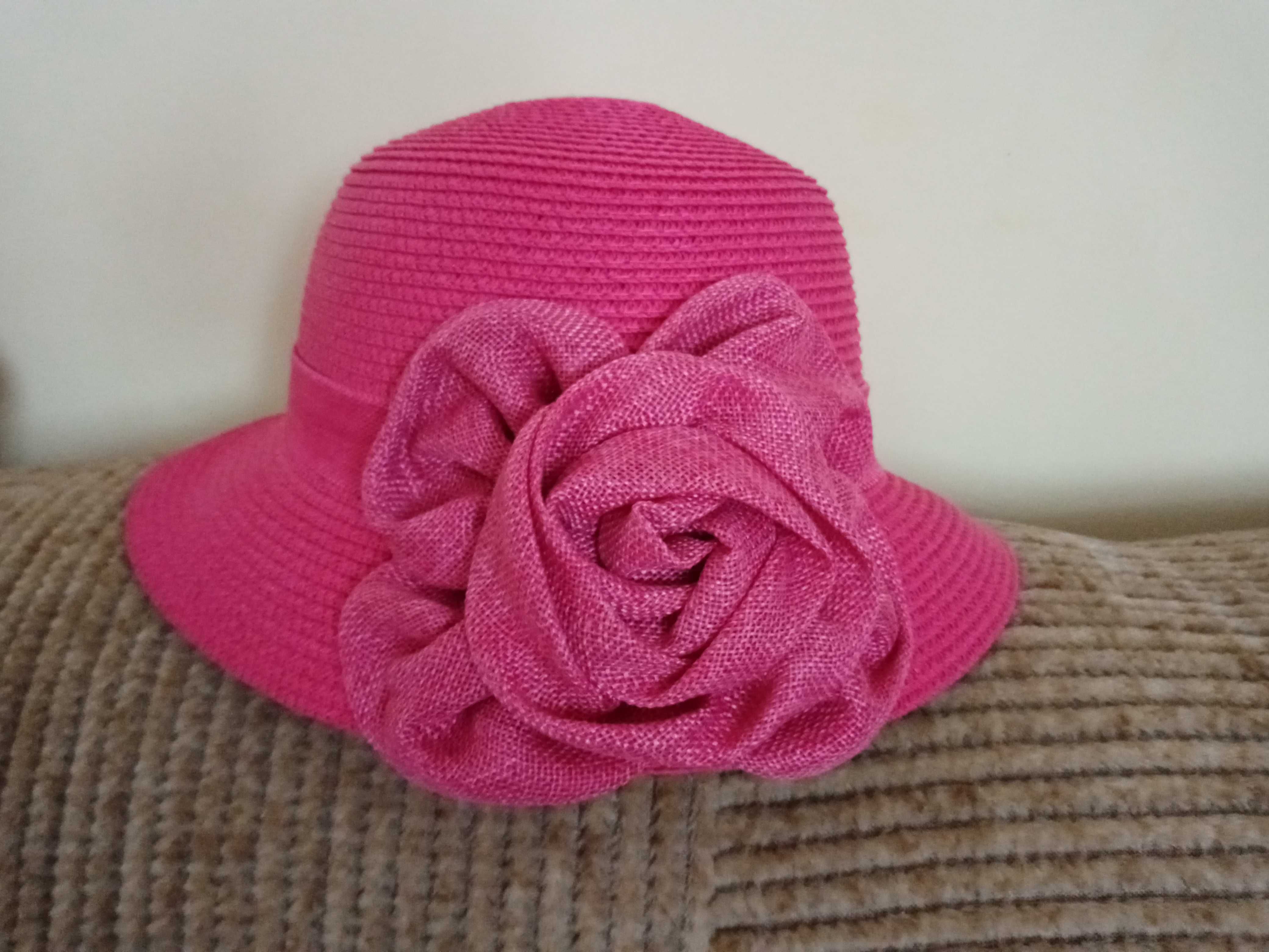 Oryginalny kolor i fason - damski kapelusz