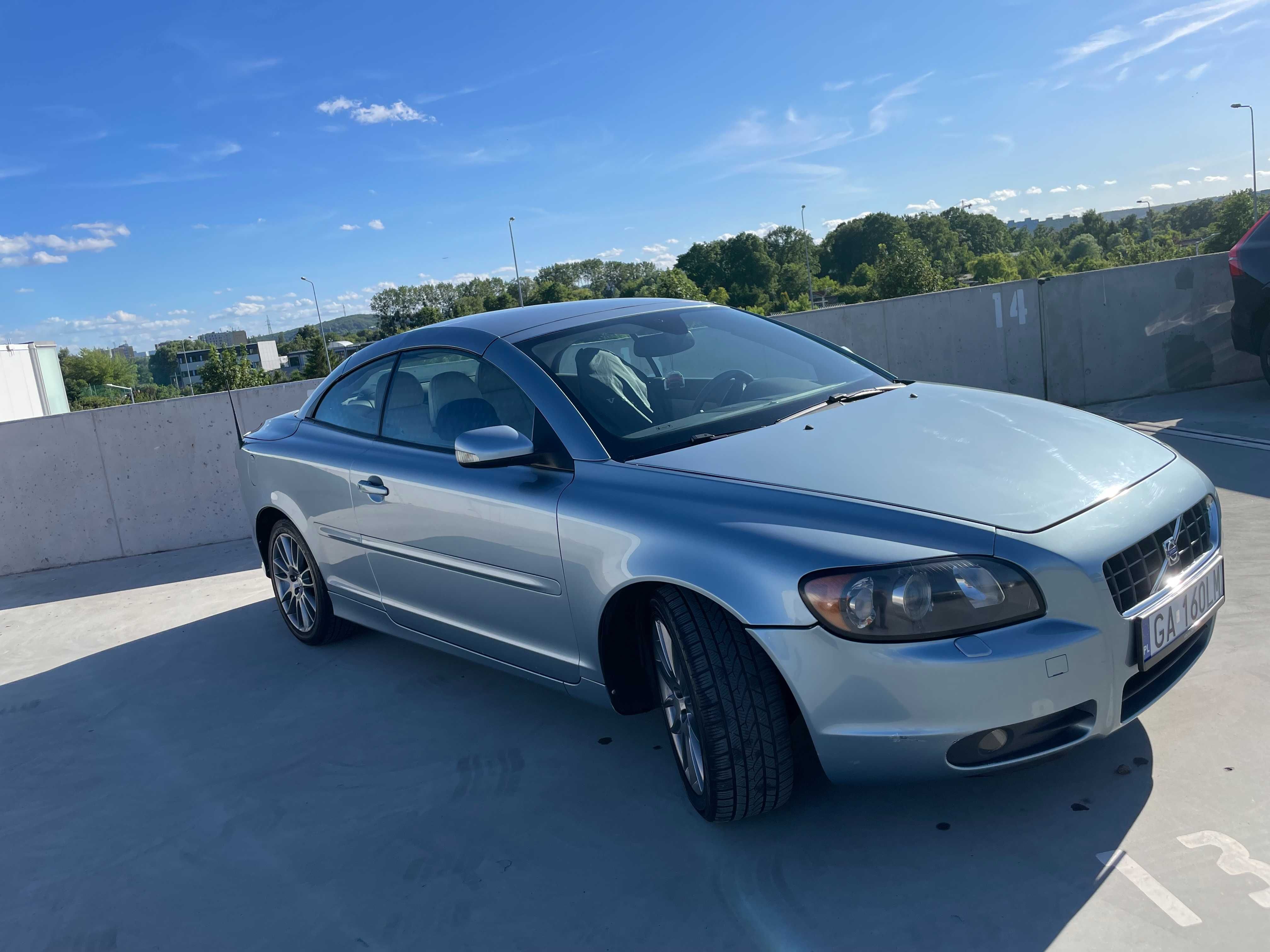 Volvo C70 T5 2.5T z manualną skrzynią biegów.