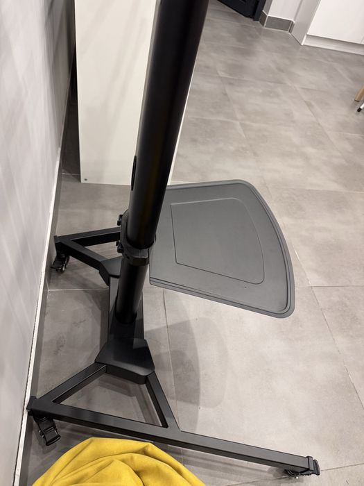 Stojak ma tablice multimedialna