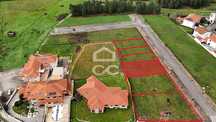 Lote de terreno destinado à construção de moradia, situado em uma loca