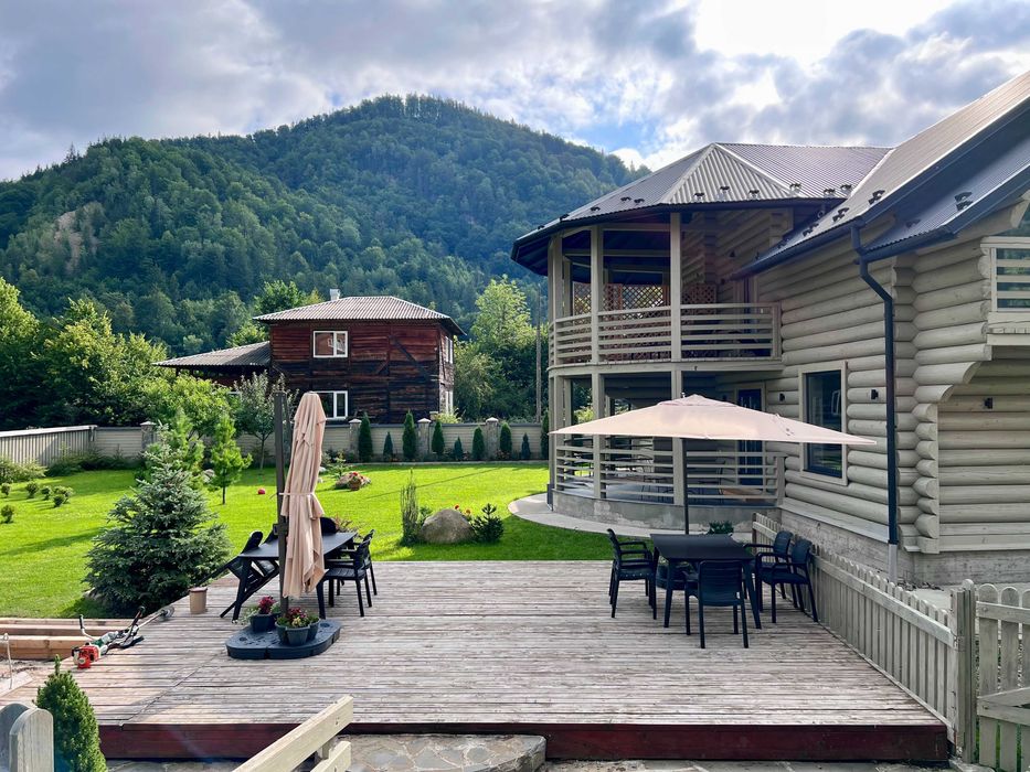 СУЧАСНИЙ БУДИНОК, відпочинок В КАРПАТАХ біля річки та лісу, зал 30м2