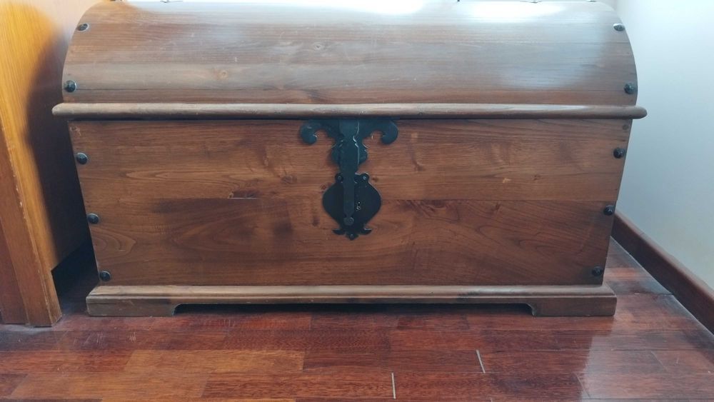 Baú de madeira rústico