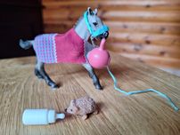 Zestaw Schleich 42534 Bawiące się źrebię