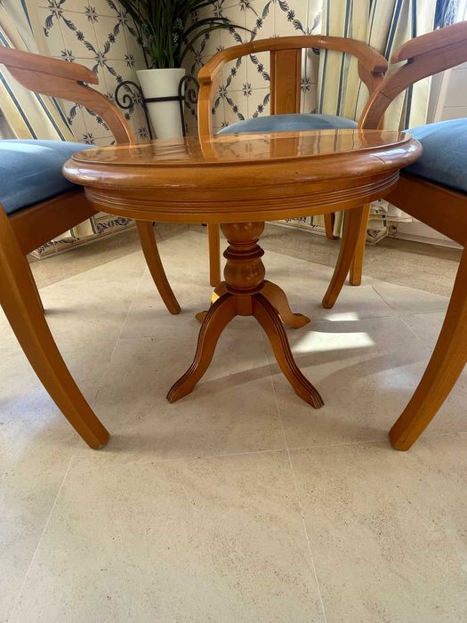 Cadeiras e mesas de bar em madeira