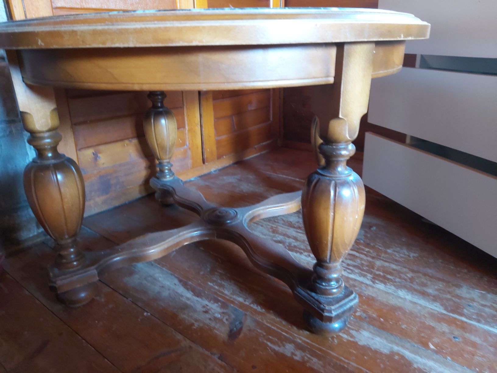 Stół drewniany z marmurem