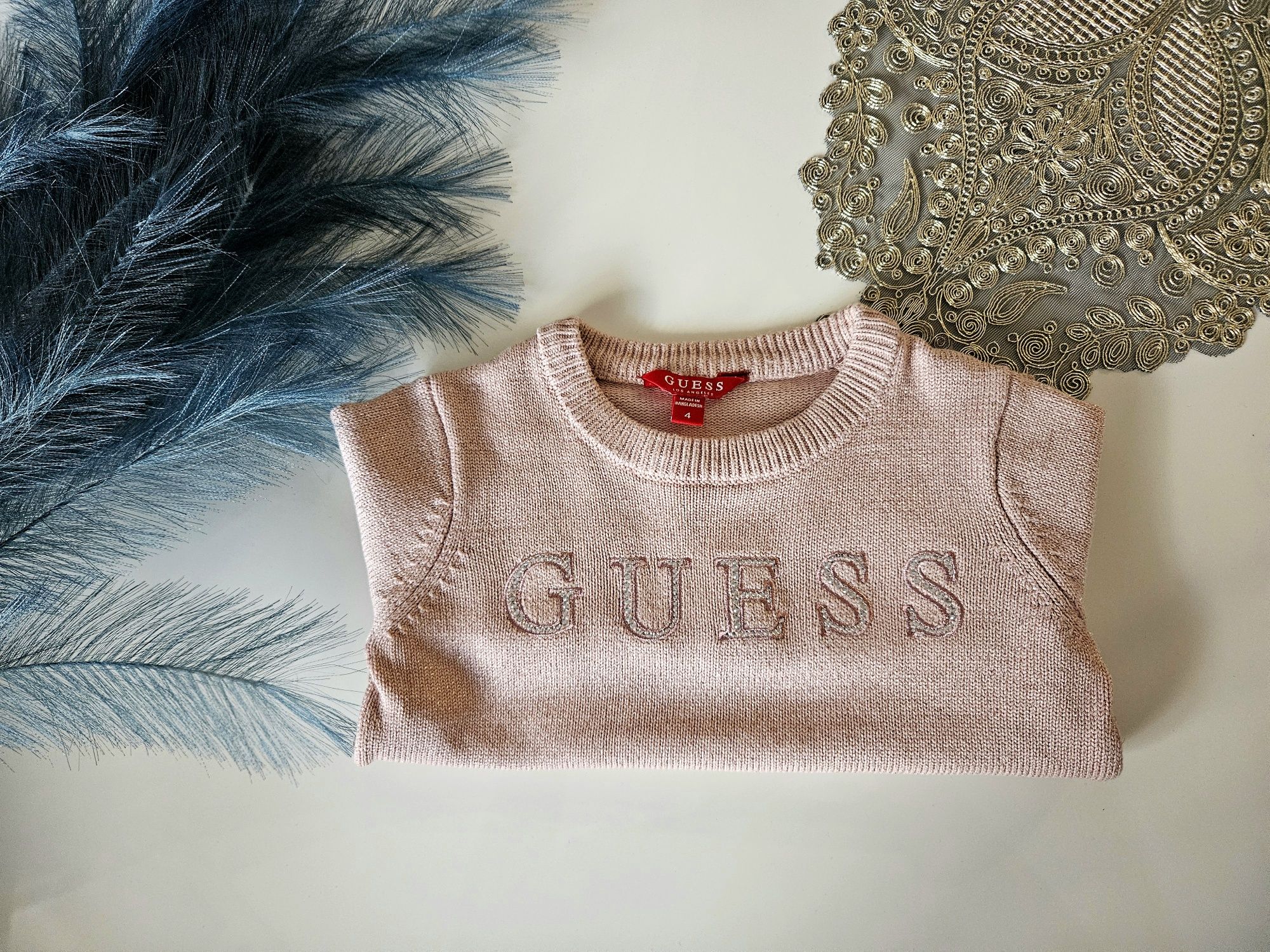 Guess! Śliczny sweterek w pudrowym różu z kryształkami roz 104 (4)