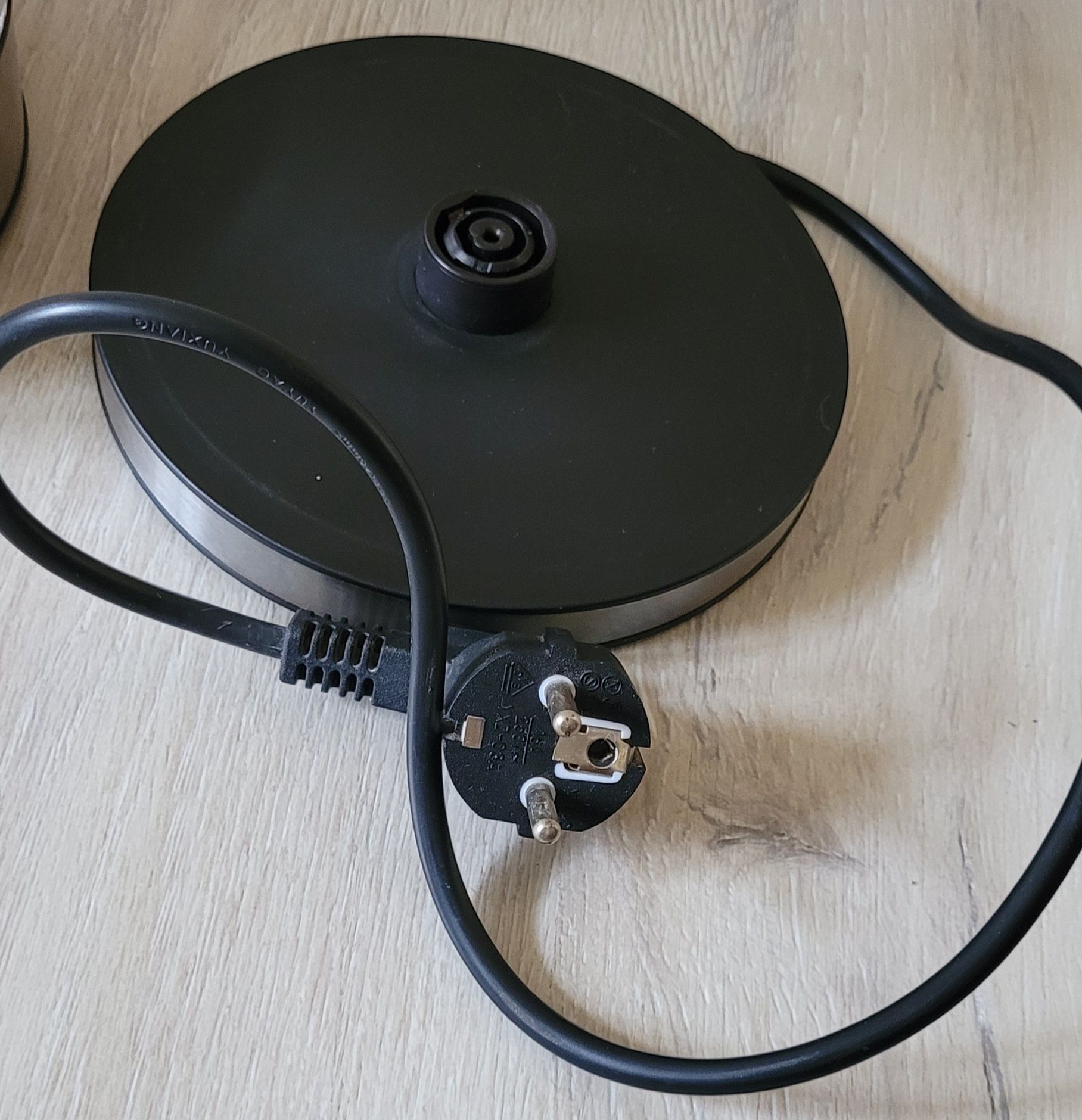 Czajnik elektryczny przezroczysty Raven 1,7 l sprawny