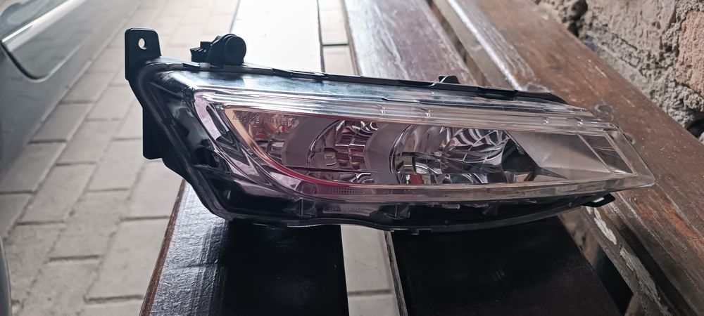 Sprzedam  Orginalny Nowy Diodowy reflektor przeciwmgłowy lewy do Seata