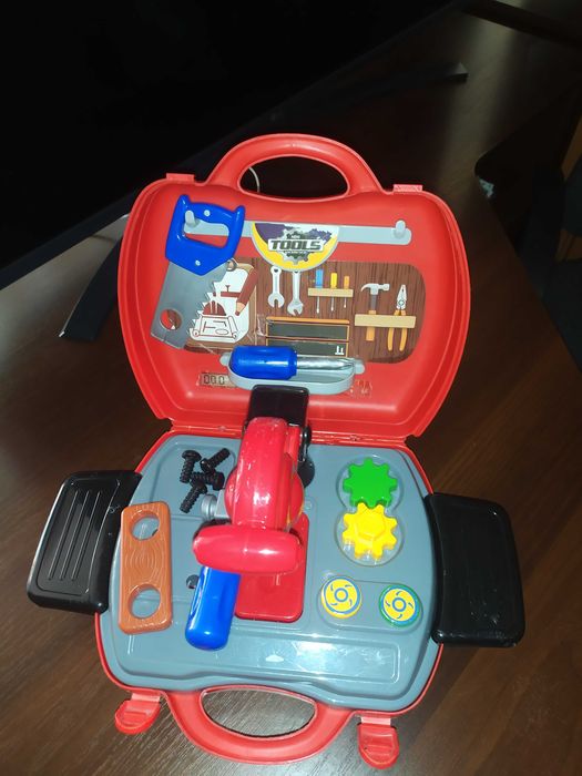 Набір інструментів в чемодані