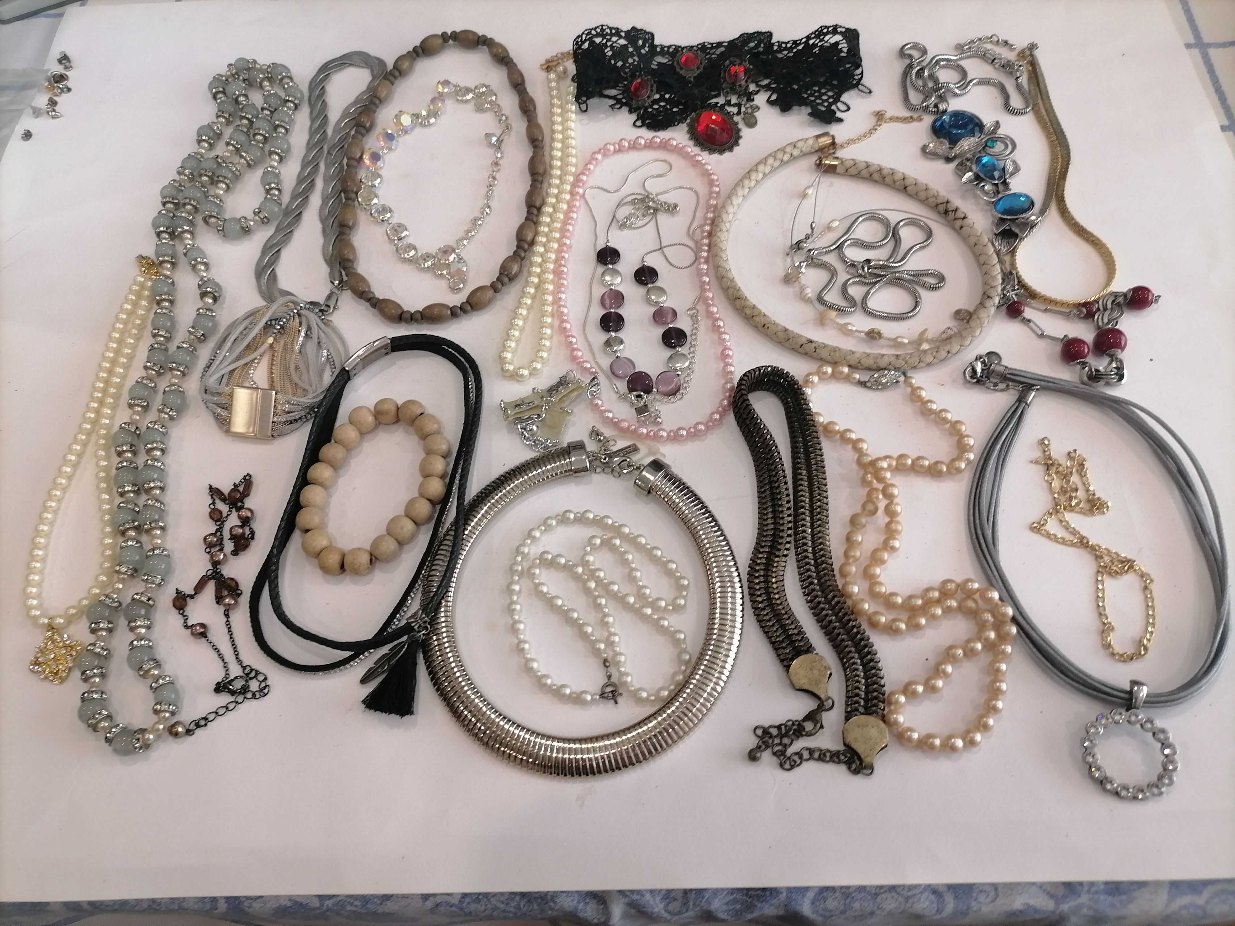 Lote de Bijuteria -25 artigos-Colares, Pulseiras em diversos materiais