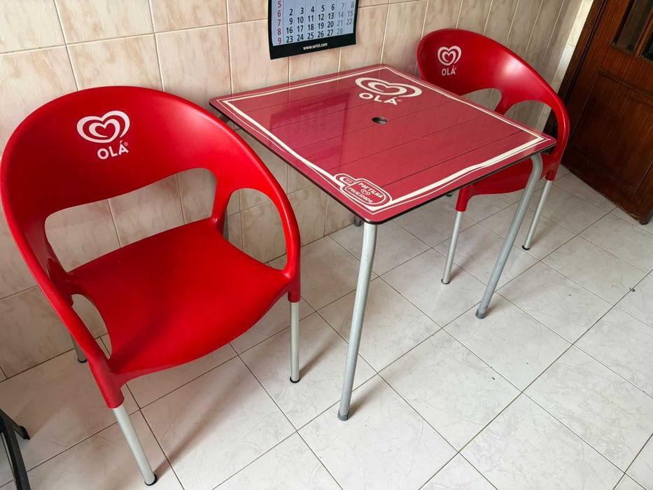 conjunto de mesa e duas cadeiras