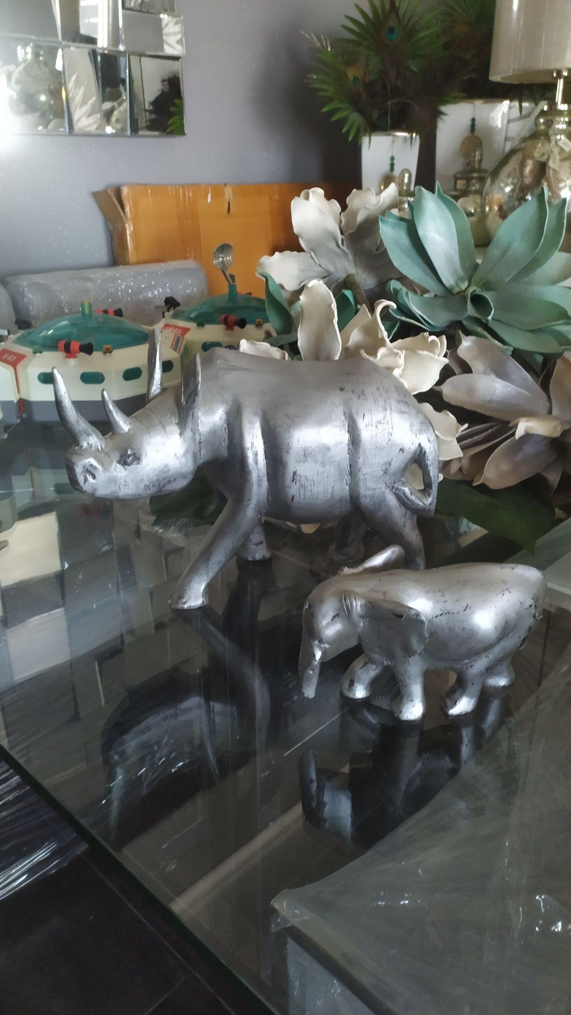 Conjunto madeira rinoceronte e elefante