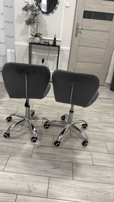 Dwa krzeselka do manicure do salonu kosmetycznego