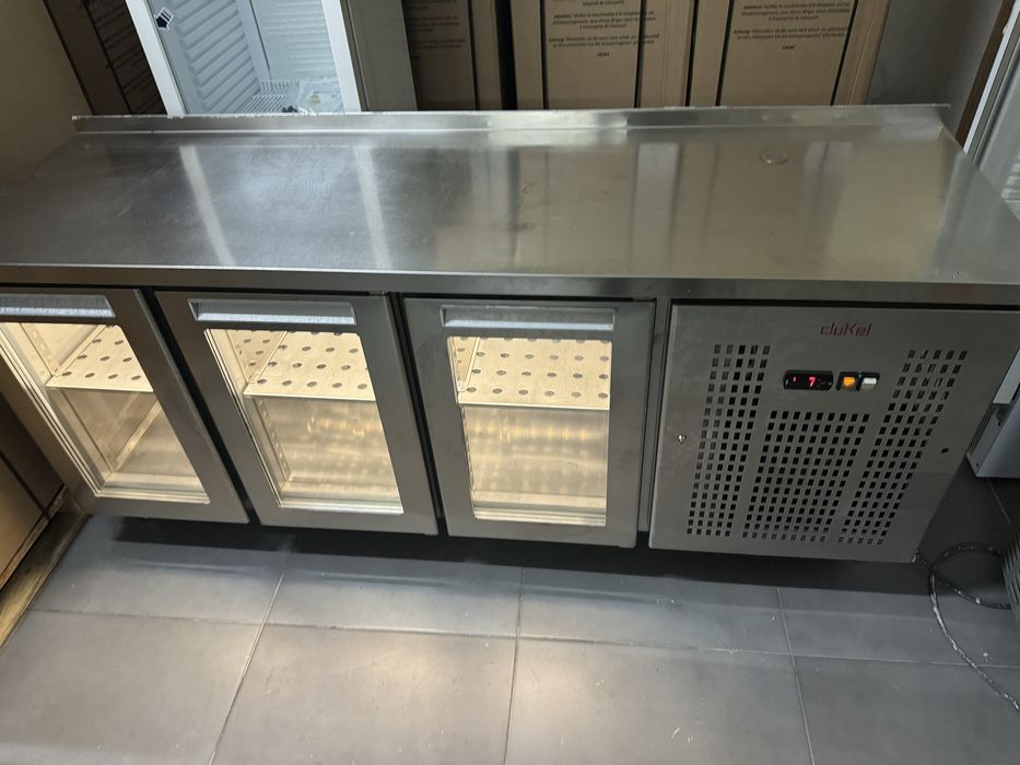 Balcão frigorifiico 3 portas em vidro / Bancada muito nova