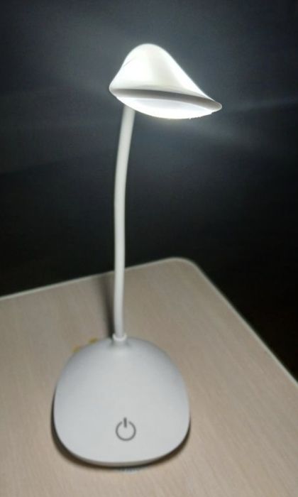 Настольна лед лампа