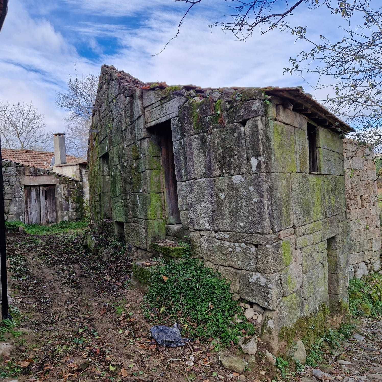Vende-se Casa Para Recuperar Com Projeto de Execução