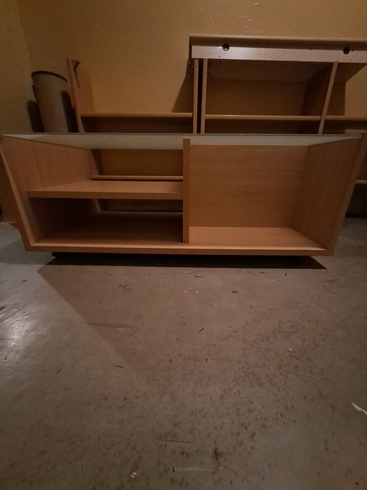 stolik lub szafka pod telewizor