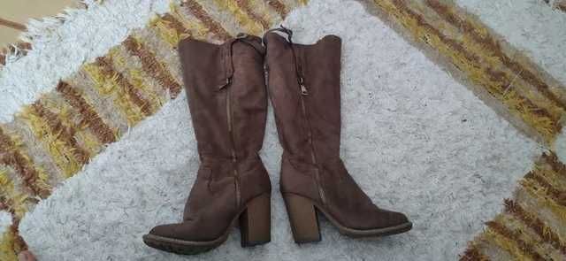 Botas castanhas altas