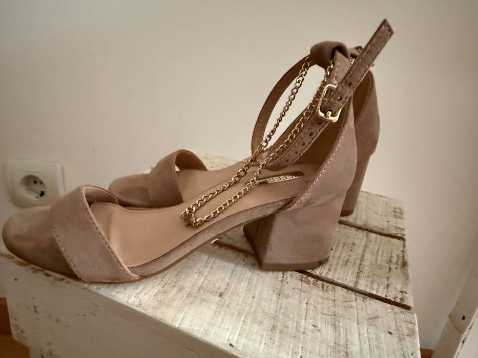 Sandálias beje elegantes
