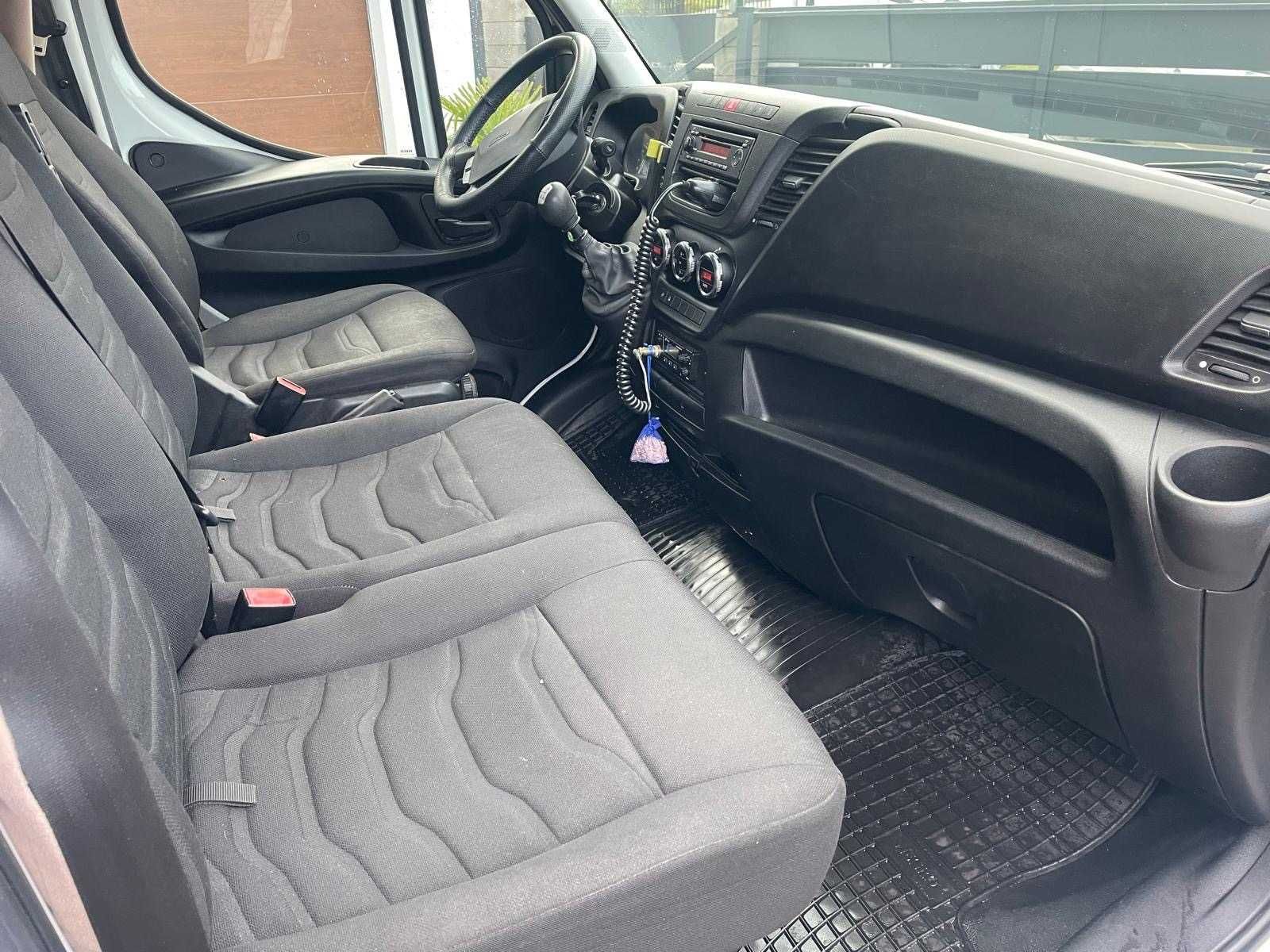 Wynajem busa IVECO DAILY Blaszak