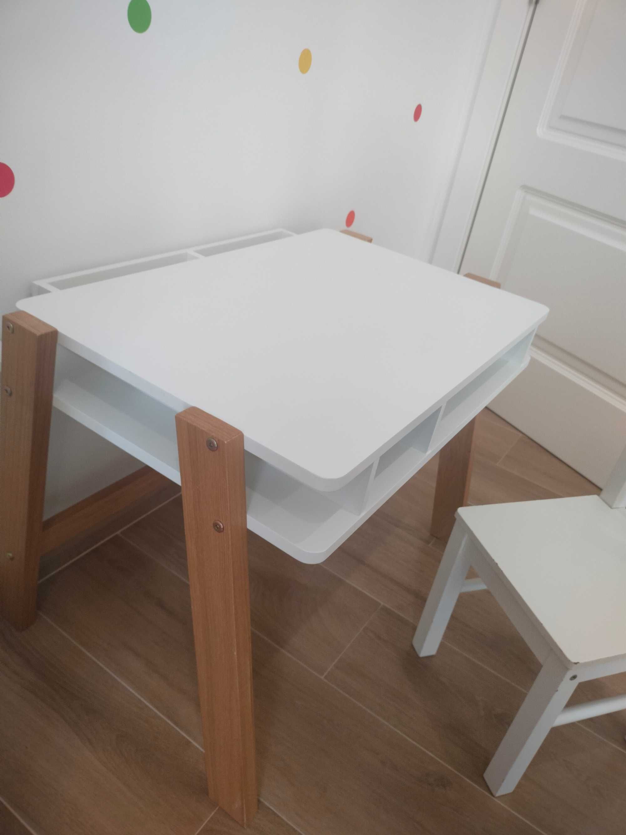 Secretaria infantil com cadeira
