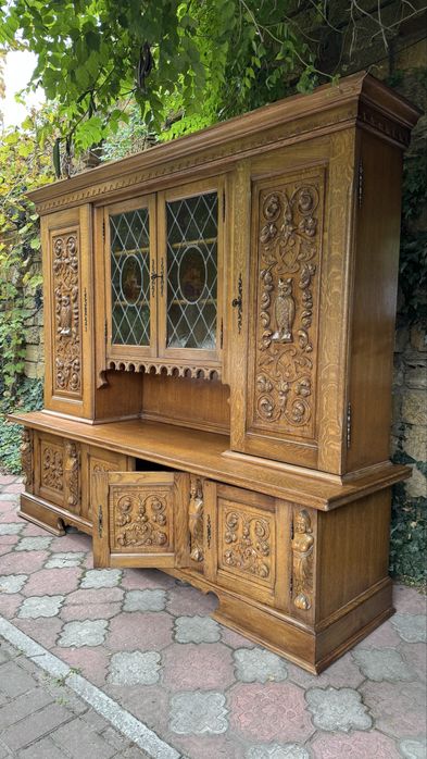 Шкаф буфет витрина антикварная, резьба по дубу, витраж, Бельгия.