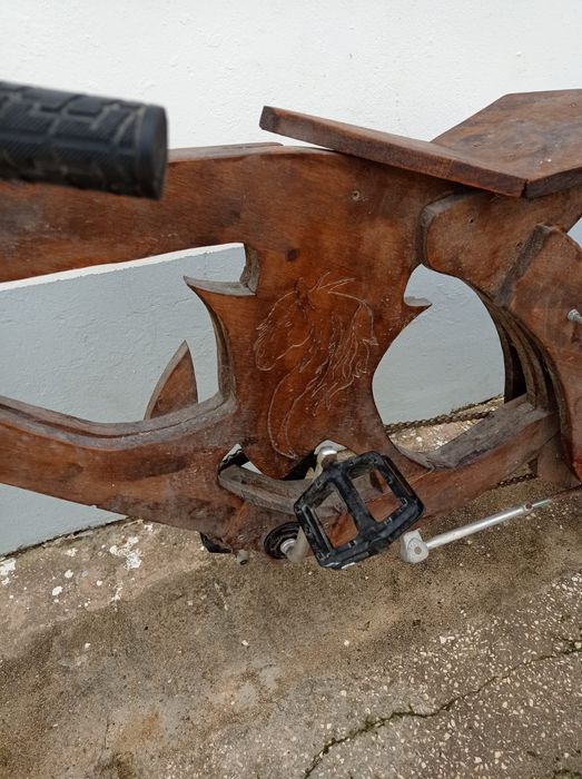 Vende se bicicleta de madeira