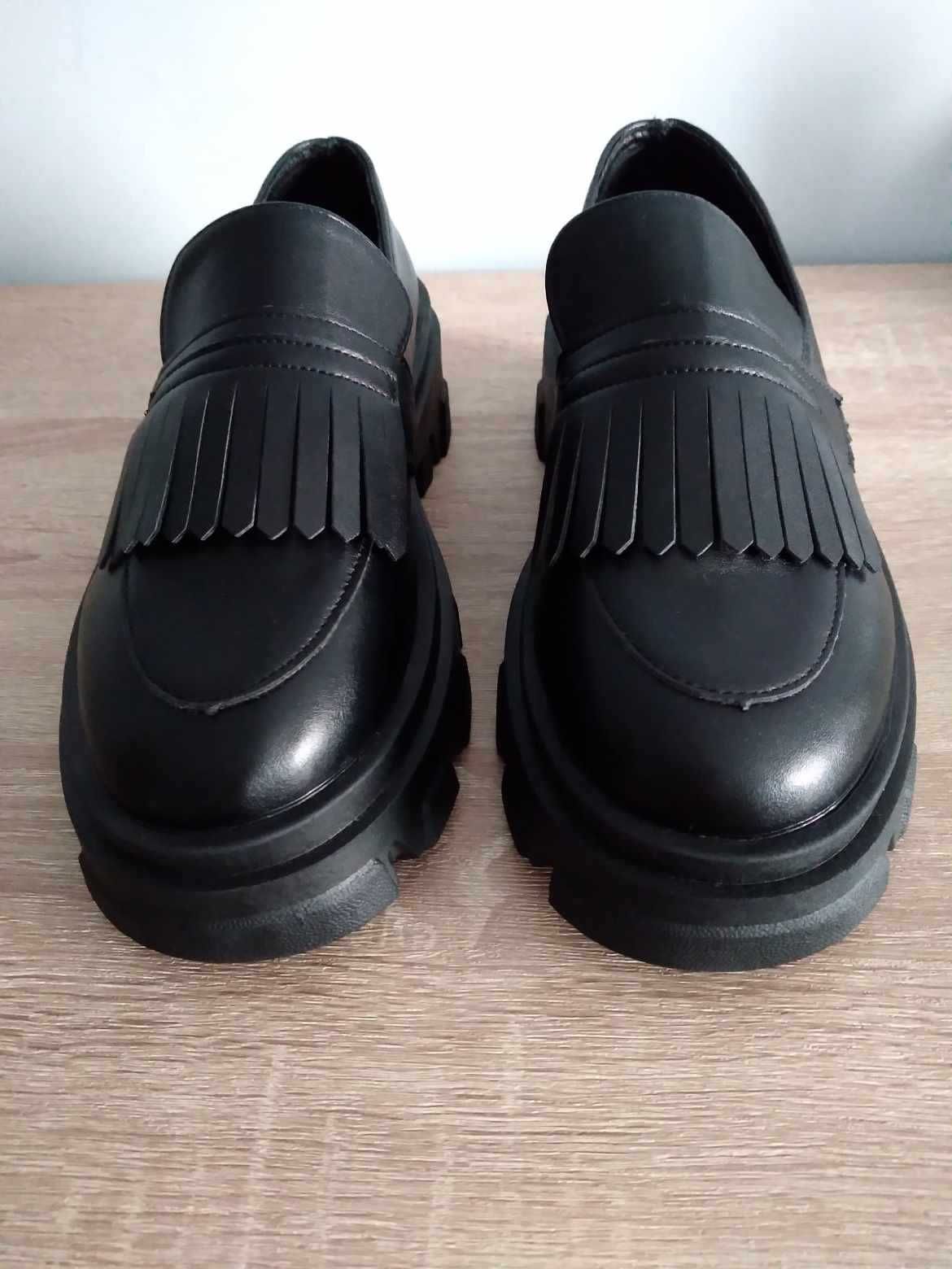 NIEUŻYWANE buty damskie typu mokasyny na platformie