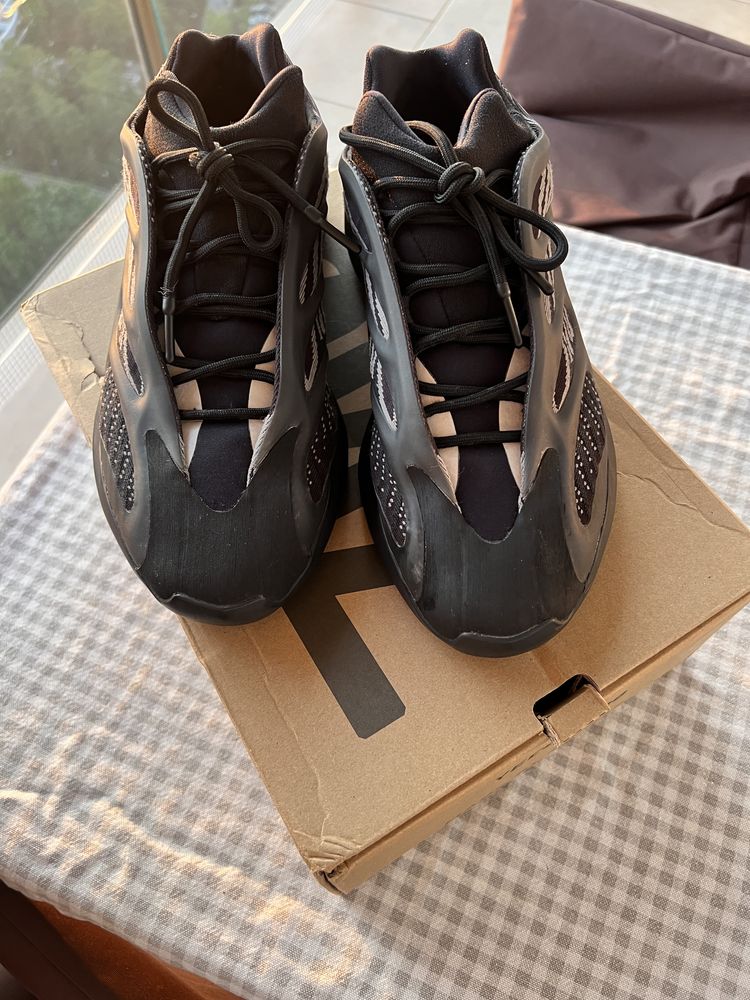 Оригінальні  чоловічі кросівки adidas Yeezy 700