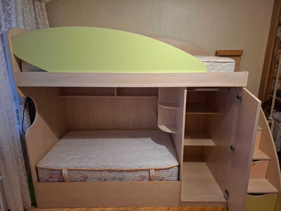 Двоповерхове ліжко зі сходами і шафою