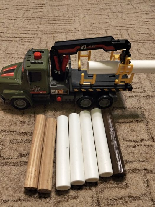 Вантажівка-лісовоз з гідравлічним краном